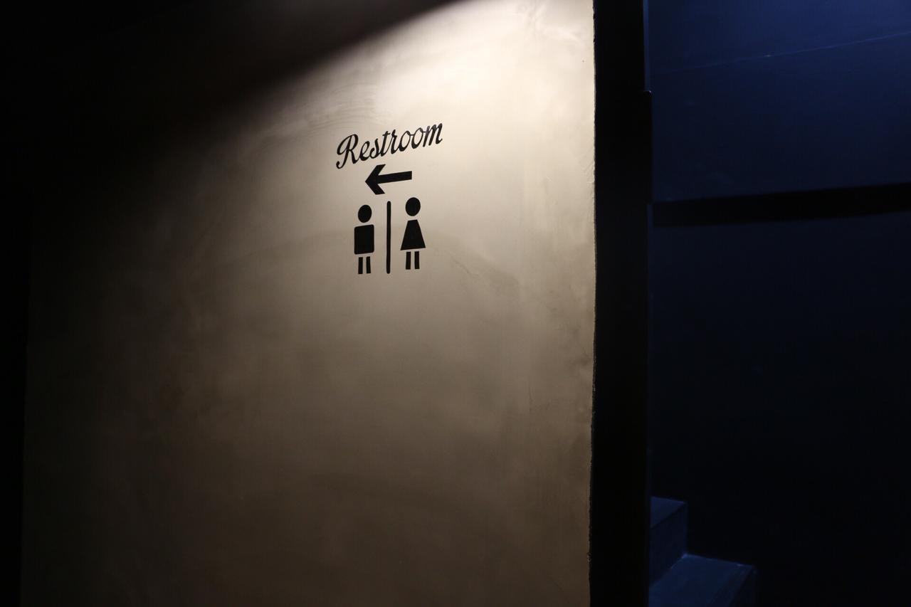 Rest At Ekkamai Hostel Bangkok Exterior photo